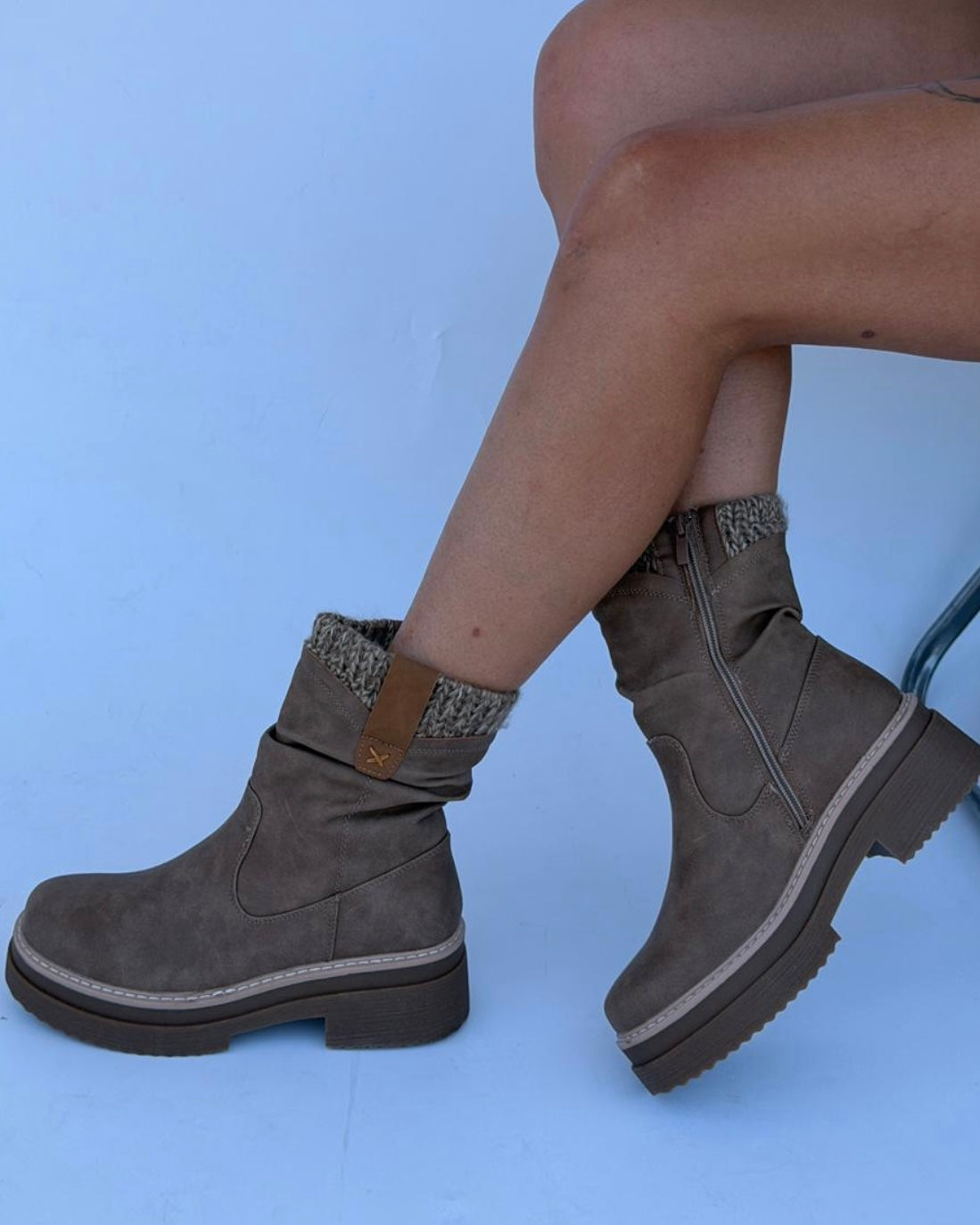 Botines urbanos café con detalle tejido