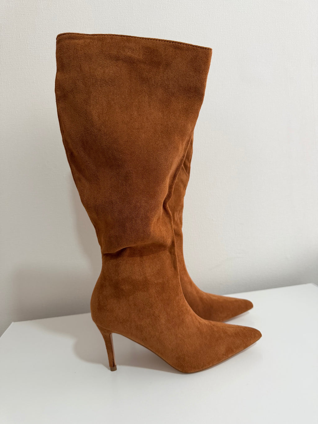 Bota Bucanera Camel Gamuza – Elegancia que destaca ✨