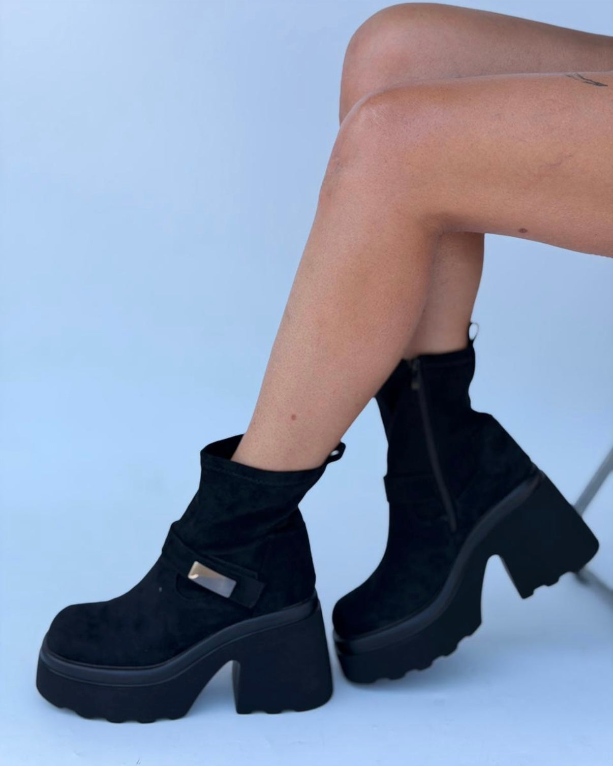 Botines negros con plataforma y hebilla metálica