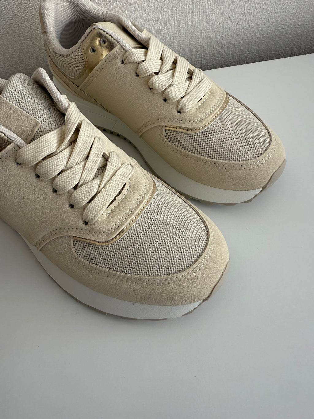 Zapatillas urbanas beige con plataforma