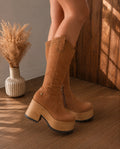🤎 Bota Plataforma Camel con Tachas
