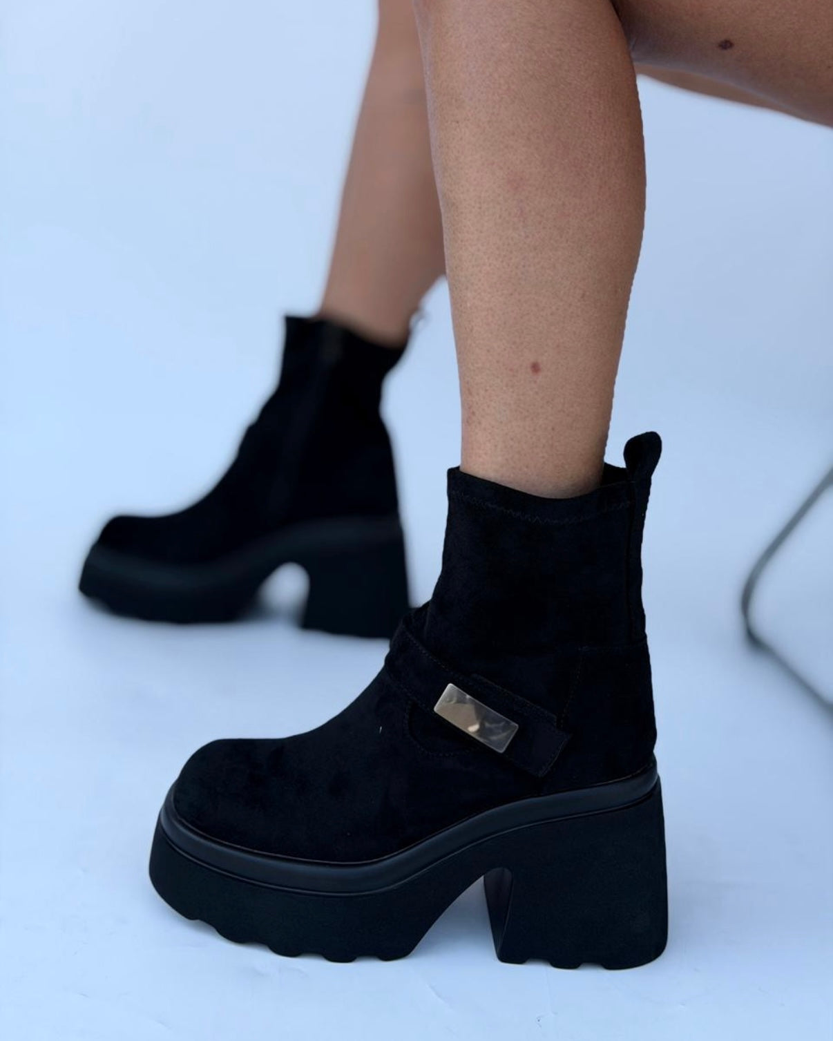 Botines negros con plataforma y hebilla metálica