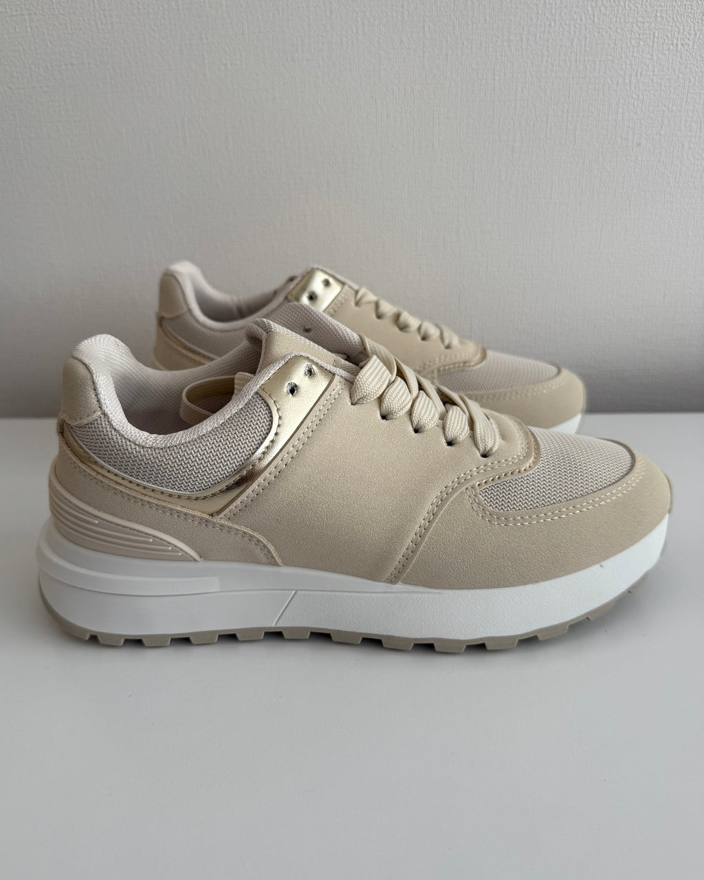 Zapatillas urbanas beige con plataforma